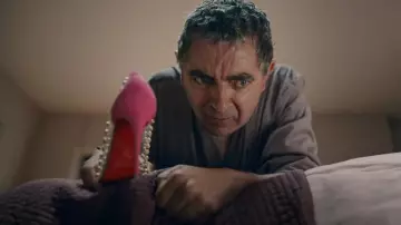 Christian Louboutin Studded Pvc porté par Trevor (Rowan Atkinson) comme on le voit dans Man Vs Bee (S01E05)