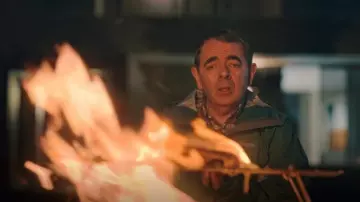 Bergans Letto Jacket porté par Trevor (Rowan Atkinson) comme on le voit dans Man Vs Bee (S01E05)