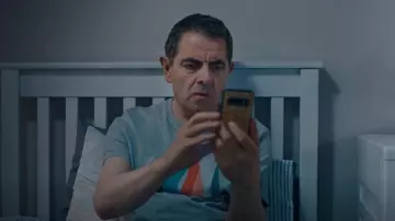 T-shirt à col Joules porté par Trevor (Rowan Atkinson) comme on le voit dans Man Vs Bee (S01E06)