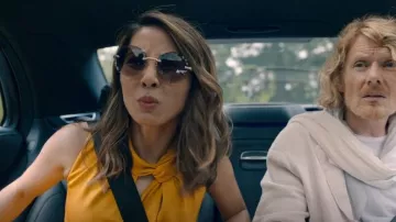 Chloé Over­size Sun­glass­es worn by Nina (Jing Lusi) as seen in Man Vs Bee (S01E09)