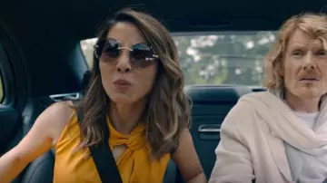 Lunettes de soleil oversize Chloé portées par Nina (Jing Lusi) dans Man Vs Bee (S01E09)