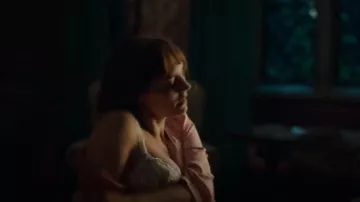 Soutien-gorge corbeille en maille extensible brodé de fleurs Aubade Softessence porté par Beth (Annabel Scholey) dans La femme du tueur en série (S01E02)