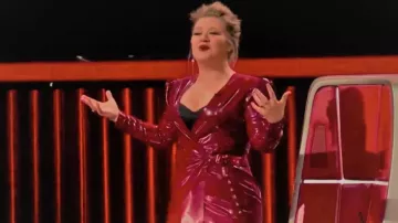 Robe en latex marron rouge Saint Laurent portée par Kelly Clarkson dans la série The Voice (Saison 19, Épisode 12)