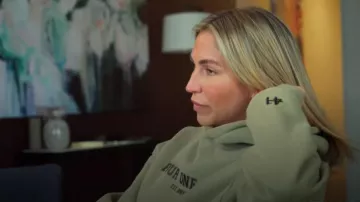 Four One One UNi­sexc Over­sized Hood­ie Kha­ki worn by Sara Mesa as seen in Married at First Sight (S11E26)