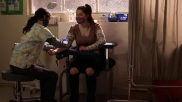 Topshop Jamie Jeans Ripped worn by Debbie Gallagher (Emma Kenney) as seen in Shameless (S11E09)