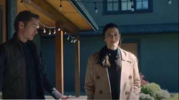 Gabardina con cinturón de Massimo Dutti usada por Tess Avery (Dolly Lewis) como se ve en Sight Unseen (S01E08)