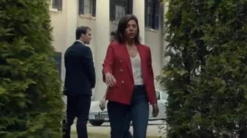 Blazer cruzado de Balmain usado por Angie Everett (Cindy Sampson) como se ve en Private Eyes (T04E01)