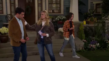 Vans Sk8-Hi In Light worn by Grover (Hank Greenspan) as seen in The Neighborhood (S06E04)