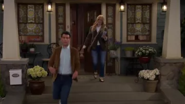 Mocasín Jeffrey Campbell Velviteen usado por Gemma Johnson (Beth Behrs) como se ve en The Neighborhood