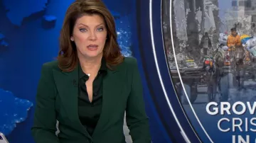 Colección Michael Kors Georgina Blazer In Forest usado por Norah O'Donnell como se ve en CBS Evening News con Norah O'Donnell el 11 de marzo de 2024