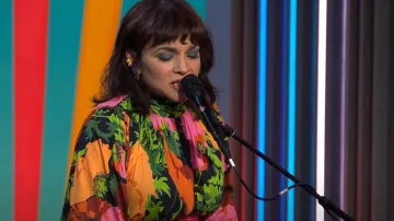 Minirobe à imprimé floral La DoubleJ portée par Norah Jones dans CBS Mornings le 10 mars 2024