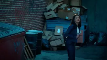 Rachel Zoe Snake Blaz­er worn by Emma Mitchell (Taylor Black) as seen in L.A.'s Finest (S02E05)