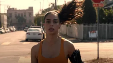 Apple AirPods 2e génération utilisés par Lyn (Melissa Barrera) comme on le voit dans Vida (S03E02)