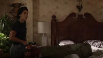 Levi's Crew­neck Tee Shirt worn by Nico (Roberta Colindrez) as seen in Vida (S03E02)