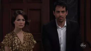 Robe portée par Elizabeth Webber (Rebecca Herbst) dans la série télévisée General Hospital (2020)
