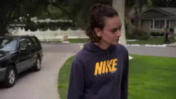 Le sweatshirt à capuche bleu Nike porté par Casey Gardner (Brigette Lundy-Paine) dans la série Atypical (S02E04)