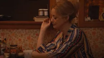 Bata larga floral boho vintage de los años 70 usada por Mary Critch (Claire Rankin) como se ve en Son of a Critch (T03E10)