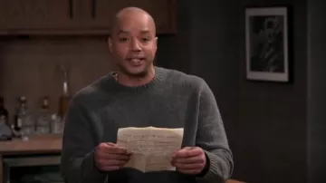 Suéter de cuello redondo de Vince Melange usado por Trey Taylor (Donald Faison) como se ve en Familia extendida (T01E11)