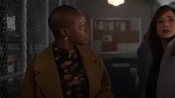 Steve Madden Fiona Top porté par Kemi Adebayo (Adeola Role) comme on le voit dans Alert : Missing Persons Unit (S02E02)