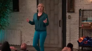 Más allá del yoga Cruz tu corazón Sudadera con capucha usada por Kristen como se ve en Familia extendida (T01E11)