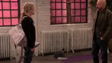 Leggings de gimnasia Sweaty Betty Power Blue Illuminate Floral Print usado por Kristen como se ve en Extended Family (T01E11)