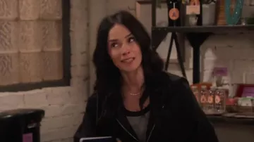 Sudadera con capucha Dries Van Noten Hasto usada por Julia Mariano (Abigail Spencer) como se ve en Extended Family (T01E11)