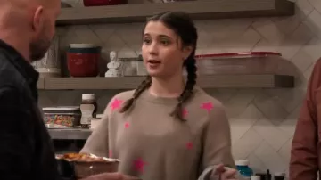 Suéter de cachemira de Zadig & Voltaire Markus Stars usado por Grace (Sofia Capanna) como se ve en Extended Family (T01E11)