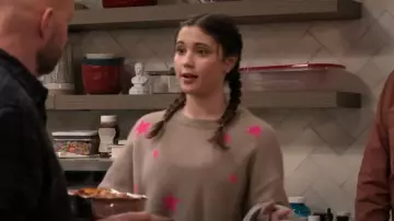 Suéter de cachemira de Zadig & Voltaire Markus Stars usado por Grace (Sofia Capanna) como se ve en Extended Family (T01E11)