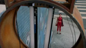 Carbon 38 Tan­jung Leg­ging worn by Lyn (Melissa Barrera) as seen in Vida (S02E01)