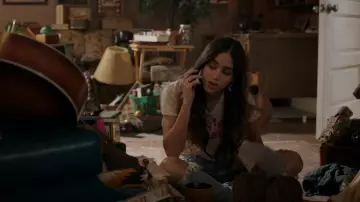 Guess Boni­ta Babe Tee worn by Lyn (Melissa Barrera) as seen in Vida (S02E02)
