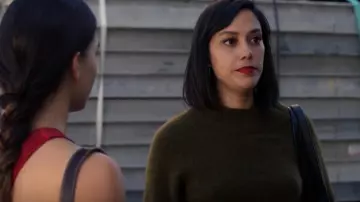Madewell Neck Sweater worn by Emma (Mishel Prada) as seen in Vida (S02E01)