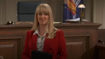 Equipamiento Camisa de seda con estampado de estrellas de la firma Blanco brillante-Negro verdadero usada por Abby Stone (Melissa Rauch) como se ve en Night Court (S02E10)