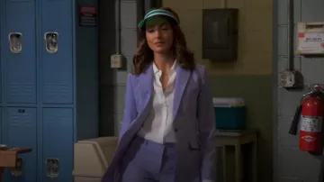 Pantalón corto Theory Slim en lana elástica usado por Olivia Moore (India de Beaufort) como se ve en Night Court (T02E10)