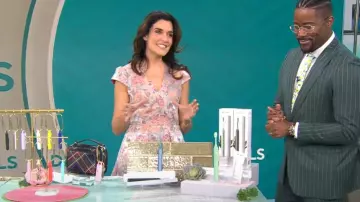 Vince Camuto Robe Fit & Flare en jacquard fleuri portée par Adriane Kiss comme on le voit dans CBS Mornings le 12 mars 2024