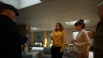 Jersey de cachemira J Crew usado por Alice (Keeley Hawes) como se ve en Buscando a Alice (S01E01)