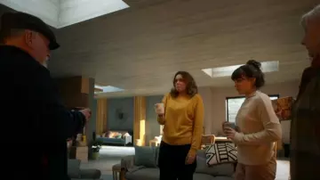 Jersey de cachemira J Crew usado por Alice (Keeley Hawes) como se ve en Buscando a Alice (S01E01)