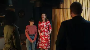 Topshop Sweat-shirt court porté par Charlotte (Isabella Pappas) comme on le voit dans Le Monde d’Alice (S01E01)