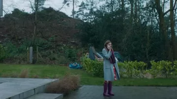 Botas altas originales de Hunter usadas por Alice (Keeley Hawes) como se ve en Buscando a Alice (T01E01)