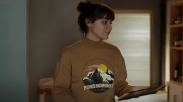 Sudadera de cuello alto de H&M usada por Charlotte (Isabella Pappas) como se ve en Buscando a Alice (T01E02)