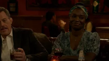 Ba&Sh Volpy Wrap-Over Top usado por Abishola (Folake Olowofoyeku) como se ve en Bob Hearts Abishola (S05E06)