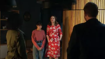 Vestido midi de Oliver Bonas usado por Alice (Keeley Hawes) como se ve en Buscando a Alice (T01E01)