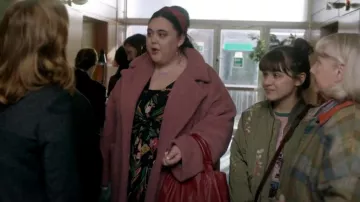 Chaqueta de Anthropologie Ainsley usada por Charlotte (Isabella Pappas) como se ve en Buscando a Alice (T01E02)