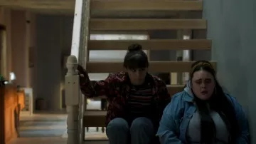 Bomber de chaqueta mediana usada por Charlotte (Isabella Pappas) como se ve en Buscando a Alice (T01E04)