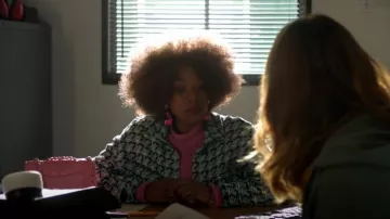 Chaqueta de tweed de Chanel usada por Yasmina (Dominique Moore) como se ve en Buscando a Alice (T01E04)