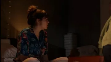 Urban Outfitters a través de la camisa usada por Charlotte (Isabella Pappas) como se ve en Buscando a Alice (T01E04)
