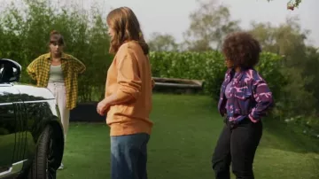 Chaqueta de pana de Topshop usada por Yasmina (Dominique Moore) como se ve en Buscando a Alice (T01E04)