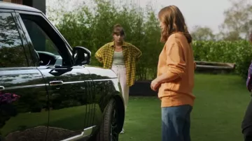 Chaleco de punta floral de Urban Outfitters usado por Charlotte (Isabella Pappas) como se ve en Buscando a Alice (T01E04)