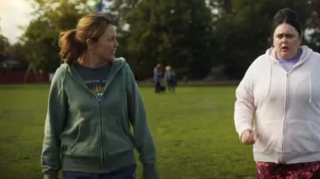 Camiseta Bdg Urban Outfitters Nature usada por Alice (Keeley Hawes) como se ve en Finding Alice (S01E05)