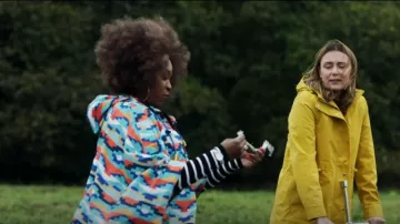 Poncho Penfield Wynne usado por Yasmina (Dominique Moore) como se ve en Buscando a Alice (T01E05)