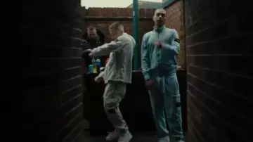 Surchemise à capuche en velours côtelé ivoire Stone Island portée par ArrDee in Time (Official Video) avec @favedb95
